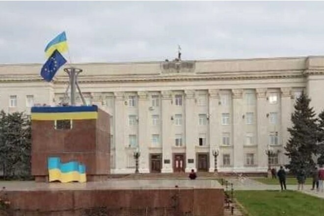 ФОТО. В Херсоне развернули флаги Украины, люди встречают ВСУ