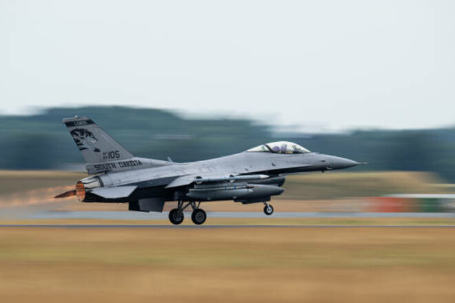 ЗЕЛЕНСЬКИЙ: «Ворог не матиме шансів, коли наші пілоти пересядуть на F-16»