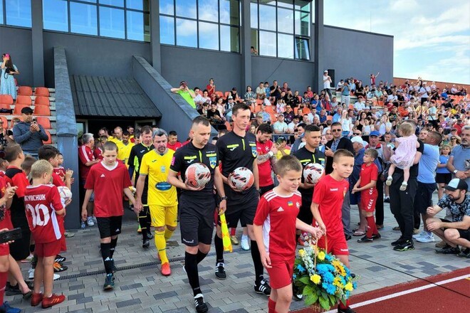 ФОТО. Зірки українського футболу відкрили реконструйований стадіон у Ковелі