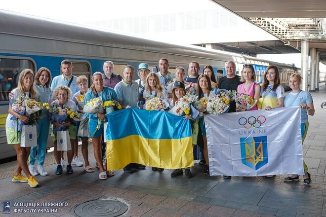 Привезли срібло. Жіноча збірна з пляжного футболу повернулася до Києва