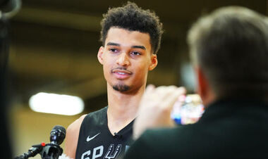 Получила по лицу. Бритни Спирс не удалось фото с Виктором Вембаньямой