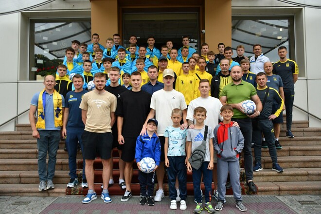 ФОТО. Украинская молодежка встретилась с юными болельщиками в Черновцах