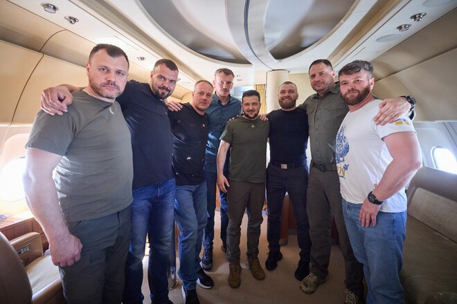 ВИДЕО. Командиры-защитники Азовстали возвращаются домой в 500-й день войны