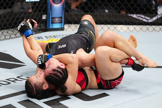 Китаянка Чжан Вэйли отобрала у Карлы Эспарсы пояс чемпионки UFC