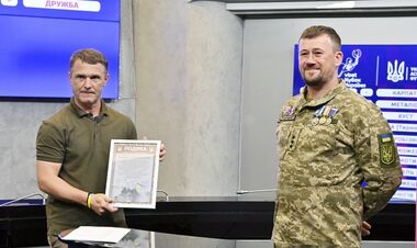 ФОТО. Ребров отримав подяку для УАФ від військових