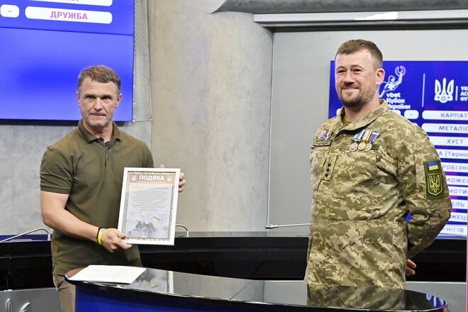 ФОТО. Ребров получил благодарность для УАФ от военных