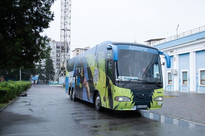 ФОТО. Зник автобус. Дніпро-1 провів тренування на складному газоні в Афінах