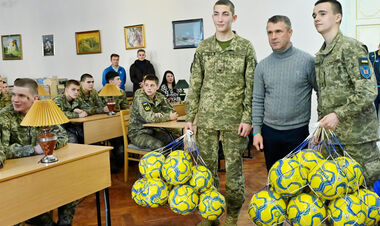 ФОТО. Ребров відвідав військовий шпиталь та ліцей з благодійною місією