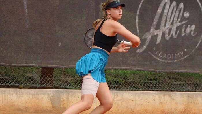 ФОТО. Іванна Ястремська похвалилася шикарною фігурою у рожевому купальнику