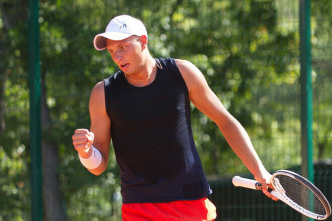 Овчаренко одержал волевую победу на пути в 1/4 финала турнира ITF в Греции
