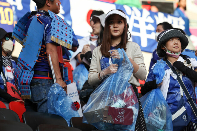 ФОТО. Японские болельщики убрали мусор с трибуны после матча с Коста-Рикой