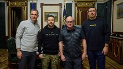 ФОТО. Собирает средства для украинских врачей. Усик встретился с Зеленским