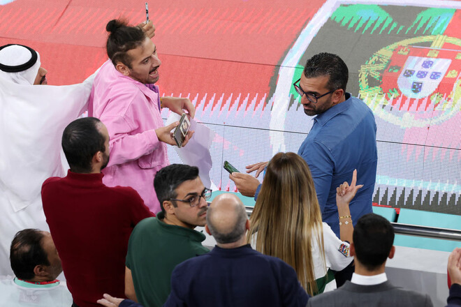 ФОТО. Фанат попытался облить водой Роналду перед матчем с Марокко