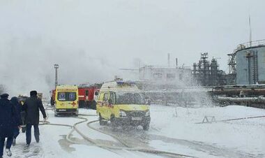 На росії знову бавовна: горить нафтопереробний завод, є загиблі