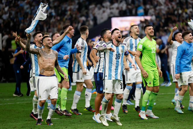 ФОТО 18+. Аргентинок, которые оголили грудь на финале ЧМ-2022, арестовали