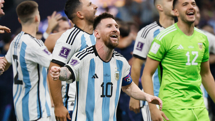 PHOTO.  Messi posted a photo with the World Cup in bed