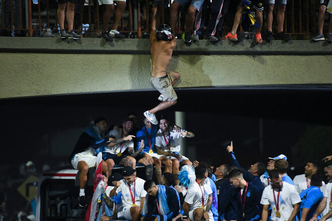 ВИДЕО. Фанаты спрыгнули с моста в автобус с игроками сборной Аргентины