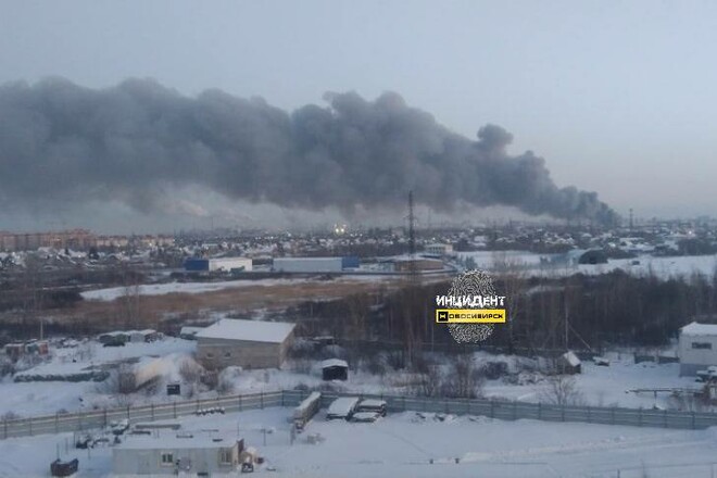 Взрывы и большой пожар. В Новосибирске горят огромные склады