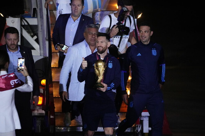 Охрана, подмена! Почему Аргентина привезла на родину лишь копию Кубка мира