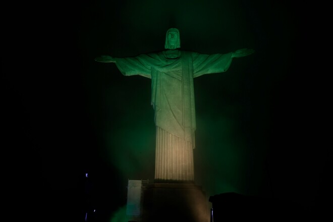 На честь Пеле. Статую Христа у Ріо підсвітили у кольори прапора Бразилії