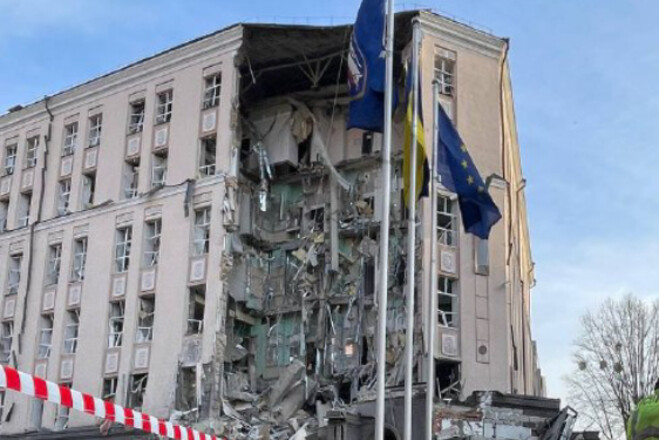 Ракетный обстрел Киева. Повреждены гостиница, Дворец Украина. Погиб человек