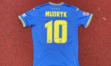 Футболка з автографом Мудрика на благодійному аукціоні