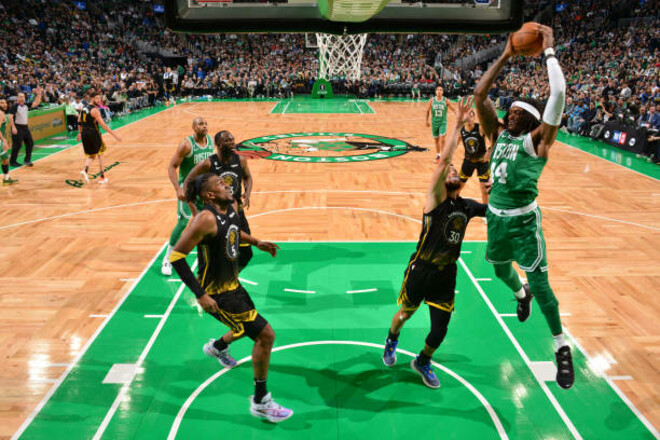 НБА: Бостон в овертайме одолел Голден Стэйт, победа Филадельфии