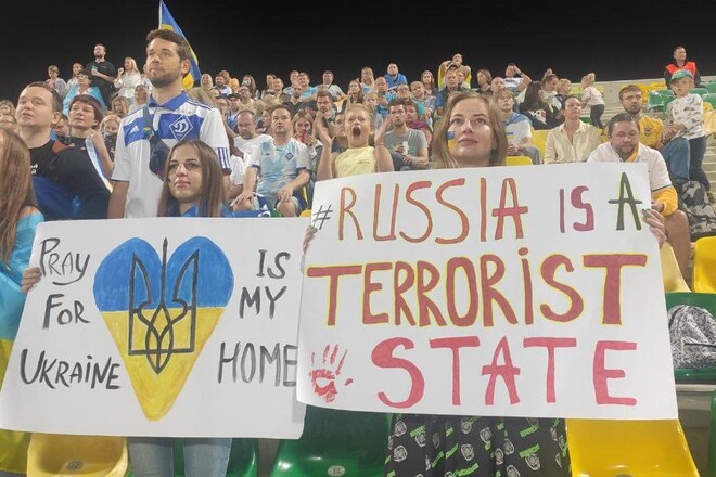 Страна-террорист. Стюард отобрал плакат у болельщицы на матче АЕК – Динамо