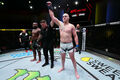 ВИДЕО. Сергей Спивак выиграл главный бой UFC, задушив Деррика Льюиса