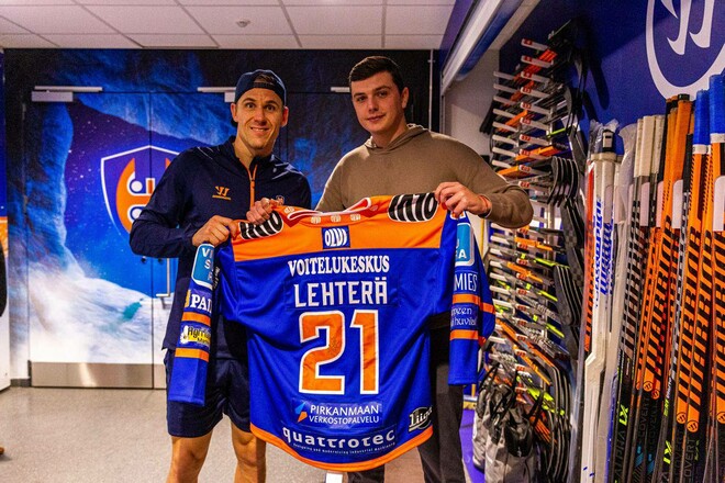 Фінський хокейний клуб передав джерсі з автографом на благодійність