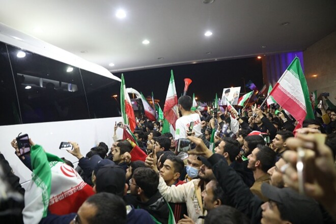 ВИДЕО. Иранские фанаты подняли флаг Украины во время игры питерского зенита