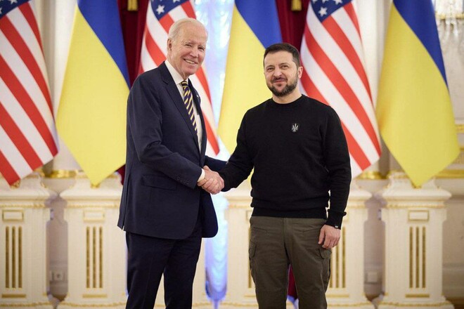 ФОТО. Президент США Байден прибув до Києва і зустрівся із Зеленським
