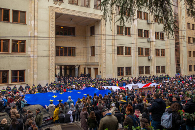 Протесты в Грузии. Осада парламента: в центре Тбилиси звучит гимн Украины