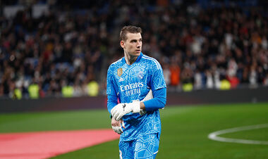 ФОТО. Милота дня. Младший Лунин привыкает к газону на Сантьяго Бернабеу