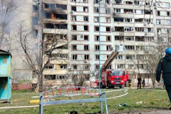 ФОТО. Россия нанесла ракетный удар по Запорожью, попала в многоэтажку