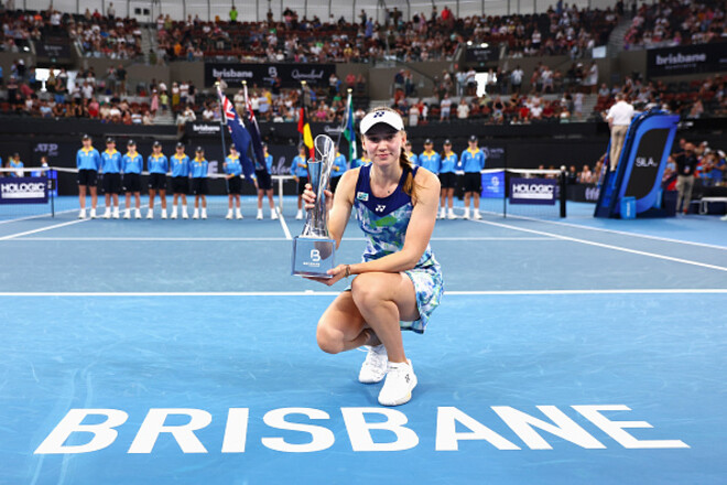 Рыбакина уничтожила Соболенко в финале и выиграла титул WTA 500 в Брисбене