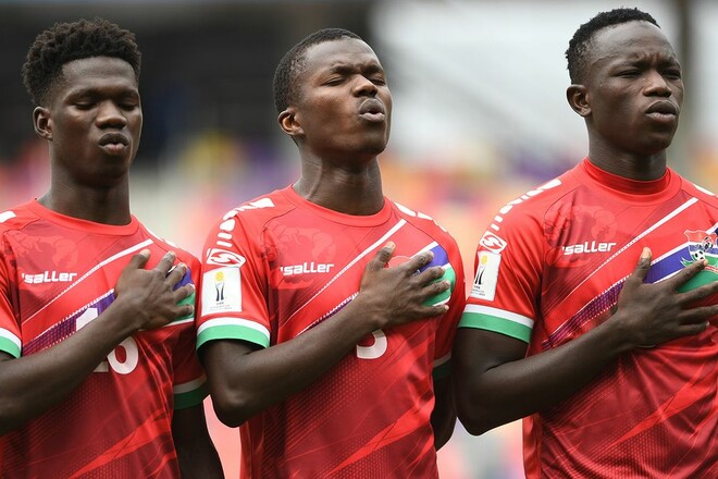 Футболисты сборной Гамбии потеряли сознание во время полета на Кубок Африки