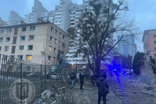 Ракетная атака россии. Погибшие в Харькове и Киеве, разрушен подъезд дома