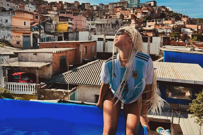 ФОТО. Ванда Нара устроила жаркую фотосессию в футболке Икарди в бассейне