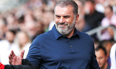 ВИДЕО. «Ха, посмотрите на себя». Постекоглу пошутил над журналистами