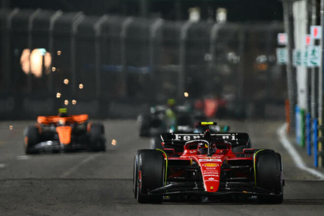 Сайнс выиграл гонку в Сингапуре, серия Ред Булла и Ферстаппена окончена