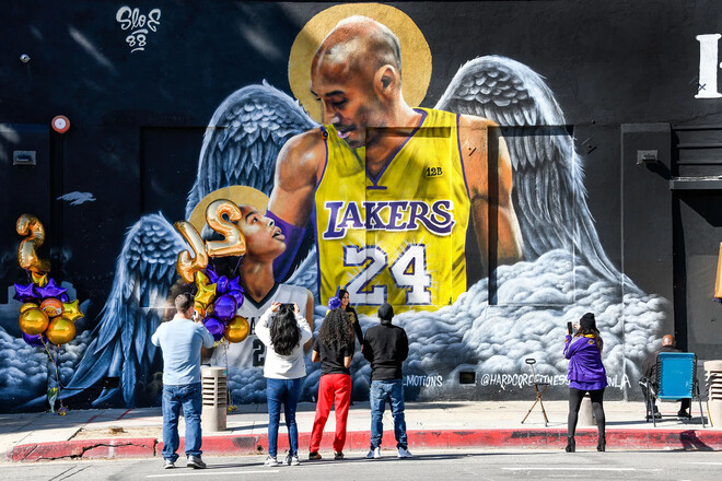 ФОТО. В Лос-Анджелесе установили памятник легенде НБА Коби Брайанту