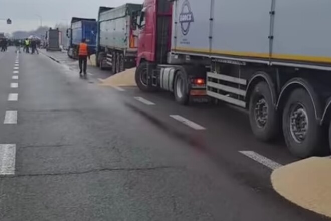Польські фермери висипали зерно з українських вантажівок на кордоні