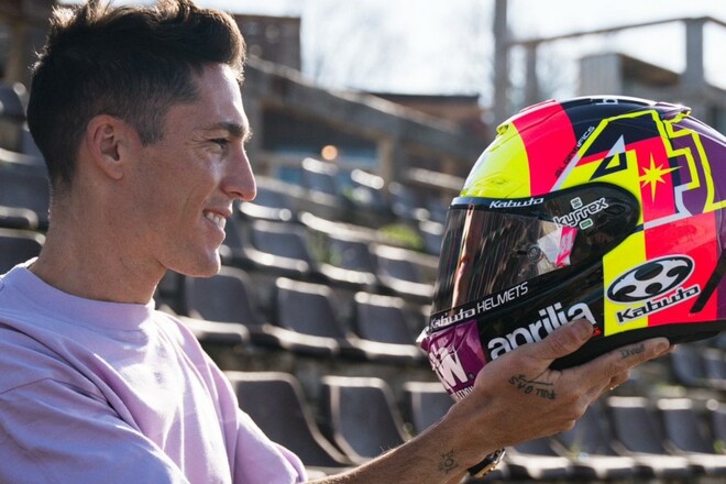 ФОТО. Лидер Априлии показал новый дизайн шлема перед сезоном MotoGP 2024