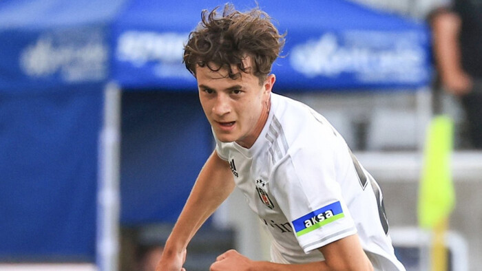 А что с возрастом? Европейский клуб выгнал игрока из-за аккаунта в Tinder