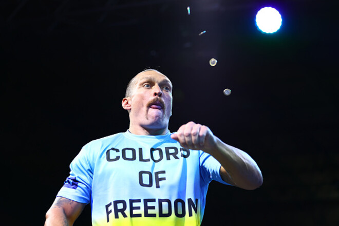 ФОТО. Футболка Усика Colors of Freedom продана за 85 тисяч гривень