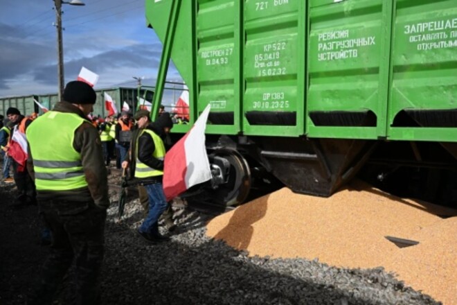 Польські фермери перекрили залізницю та висипали українське зерно з вагону
