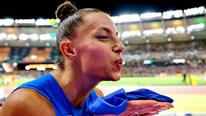 ФОТО. Бех-Романчук показала пікантну фотосесію на фоні заходу сонця