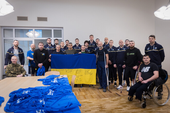 ФОТО. Украинские сборники проведали раненых воинов, лечащихся в Латвии