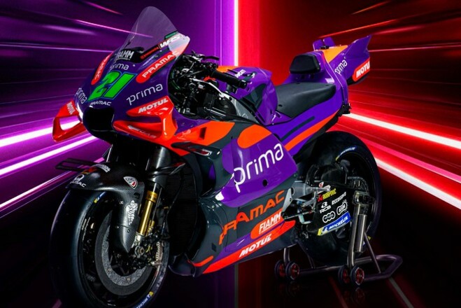 ФОТО: MotoGP. Новый лик чемпионов. Pramac представили команду сезона 2024